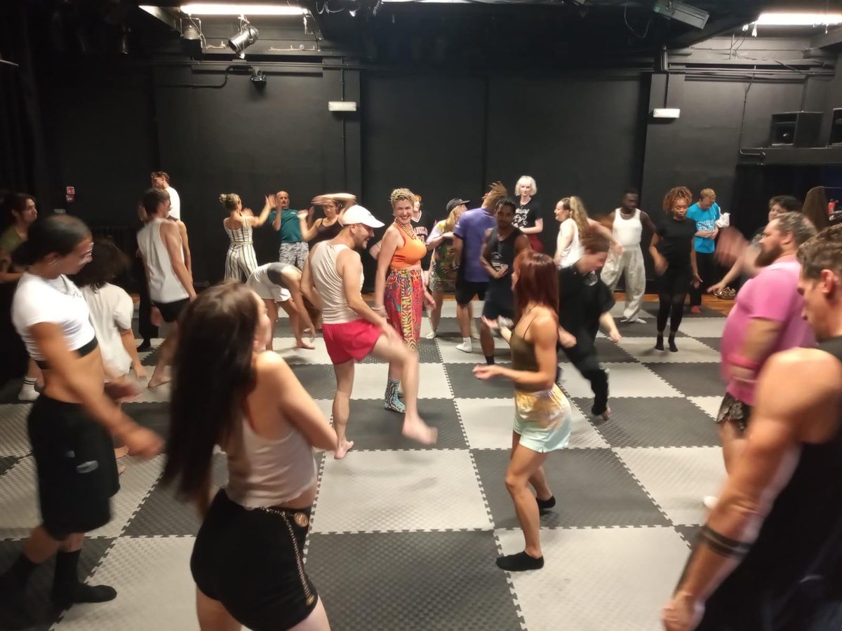 Chess_Fest's tweet image. Our talented troupe of actors are prepping their moves for Sunday&apos;s living chess performances at #ChessFest. Come and enjoy one of the most famous games ever played as it is reenacted in Trafalgar Square - with commentary from the ever entertaining GM Chris Ward &amp;amp; @TelegraphChess