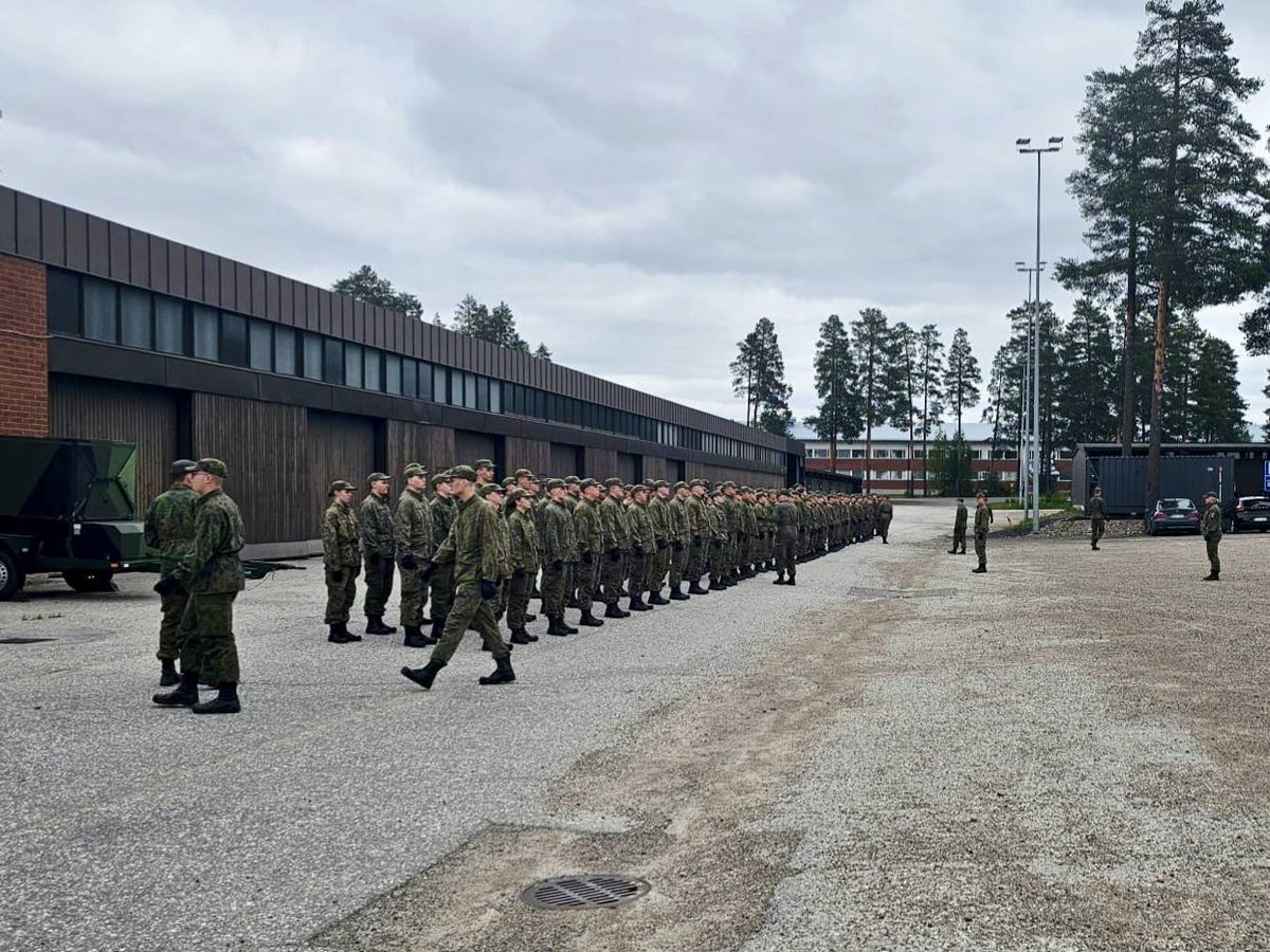 Ryhmäkoulutuksesta edetään nousujohteisesti isompiin kokonaisuuksiin. 2. tuliasemapatteri on valmis ensimmäisiin sulkeisiin kasarmin takapihalla. 

#kaipr #maavoimat #inttiarki #kaitr