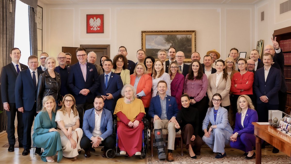 Polityka to dla mnie praca ponad podziałami w zgodzie z wartościami, którymi kieruję się w swoim życiu. 
Ważne jest też, żeby być w grupie ludzi, którzy  myślą podobnie i wspólnie zmieniać przyszłość naszą i naszych dzieci na lepszą!
I najważniejsze: szacunek do każdego człowieka