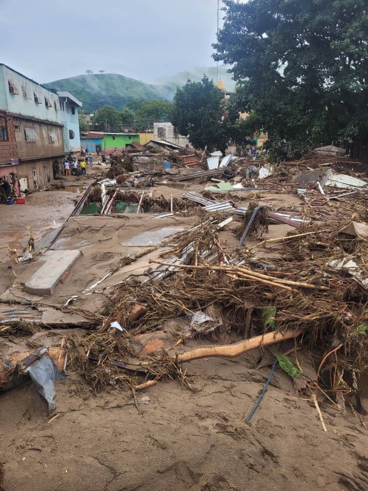 dbarden3362's tweet photo. OMG, this guy is so smart. Btw, here’s a flood in Venezuela. You would have a roof. https://t.co/JO7If4pmsE