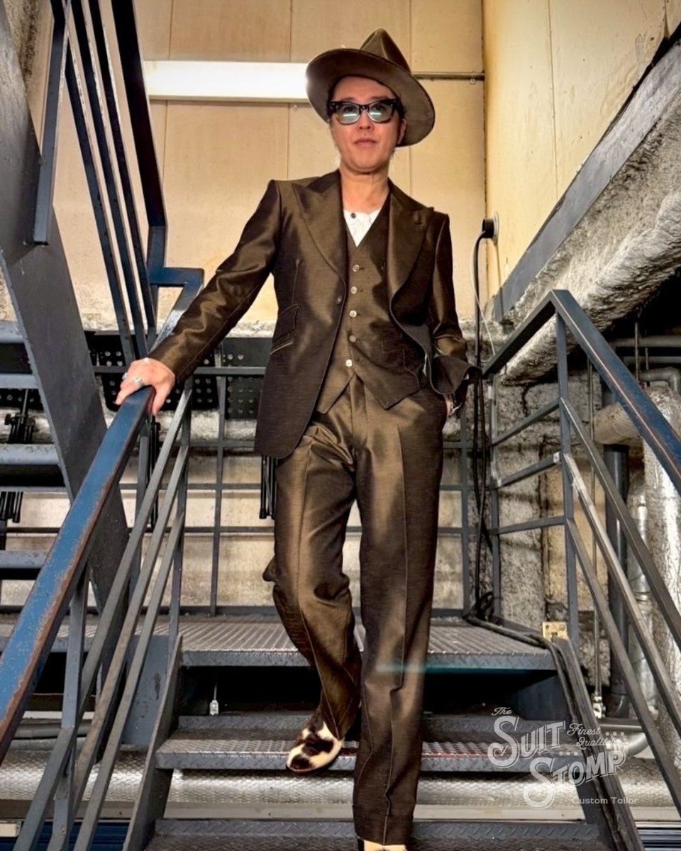 suitstomp's tweet image. 岩川浩二さんにスーツをオーダーいただきました。
事前に生地やディテール、サイズ感を打ち合わせしながら作成させていただきました。
広島の大先輩でもあり、大ファンでもある岩川さん。
岩川さんとSUIT STOMPが考え抜いた1着。
まぎれもなく過去イチの作品です。
@kozzy_iwakawa
#suitstomp
