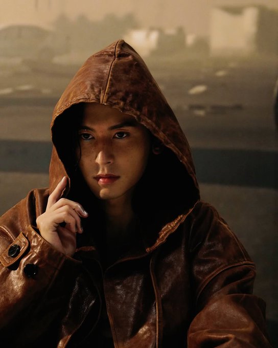 Chinese Superstar #ZhangZheHan is Back with a Huge Bang as his 3rd amazing studio album #Scavenger #拾荒者 scores the Top New Entry on the Worldwide &amp; European iTunes Album charts, debuting at #2 after reaching #1 in multiple countries and Top 3 on US iTunes! It dominates the