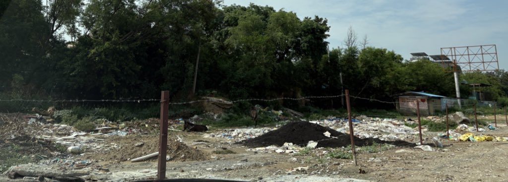 ShikhaGupt75202's tweet photo. Absolutely KudaGram for a reason ! @mlkhattar led this city to become a concrete dump yard. C&amp;D waste despite a year of exigency is lying everywhere. @DC_Gurugram @MunCorpGurugram @OfficialGMDA @narendramodi @byadavbjp @CAQM_Official @Rao_InderjitS @RaoNarbir https://t.co/1EDNZxW9Li