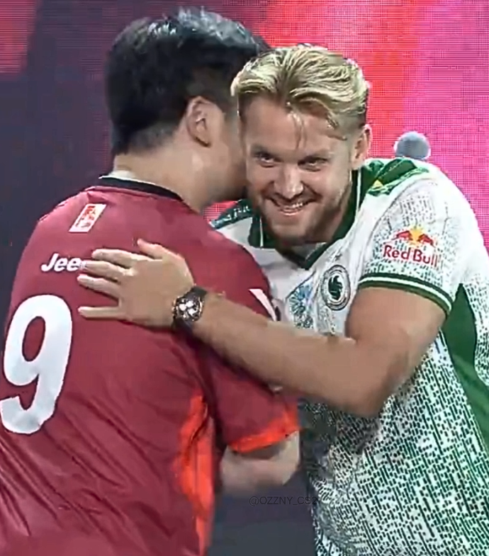 There's a Team Europe vs TYLOO showmatch happening in China ‼️

&gt; Team Europe: kennyS, ScreaM, cadiaN, NiKo &amp; m0NESY

JEE &amp; NiKo went on stage to hype the crowd before the match started 🇨🇳