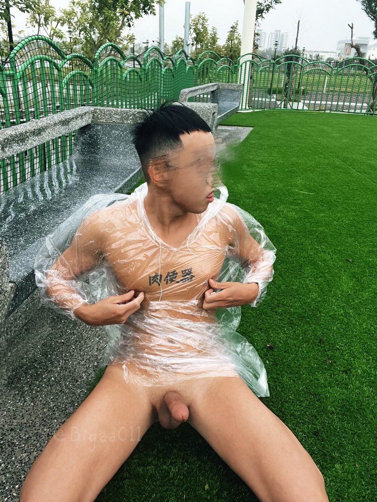 下雨天要發霉了🥴
白天野裸探險超刺激
要的可以穿雨衣一起拍 
但是裡面不能穿衣服🥵

#一絲不掛  #暴露
#野裸 #白襪 #開放式 #NTR
#舊照