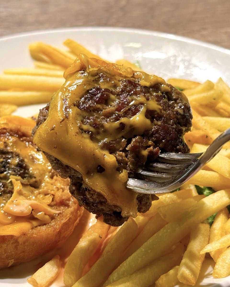 はっしー(橋本陽)/ グルメプレゼンター (@fallindebu) on Twitter photo 川崎にある「ラナピア」は、ハワイアンで陽気なカフェ。
そこで「タワーバーガー」なるものを見つけて注文してみたら、、なんと「肉が6段重ね」の、凄まじいバーガーが登場!
牛100%の肉々しさMAXなタイプで、ポテトもどっさり盛られてるから、1人で完食したら動けなくなったほどの破壊力だったよ…! 川崎にある「ラナピア」は、ハワイアンで陽気なカフェ。
そこで「タワーバーガー」なるものを見つけて注文してみたら、、なんと「肉が6段重ね」の、凄まじいバーガーが登場!
牛100%の肉々しさMAXなタイプで、ポテトもどっさり盛られてるから、1人で完食したら動けなくなったほどの破壊力だったよ…!