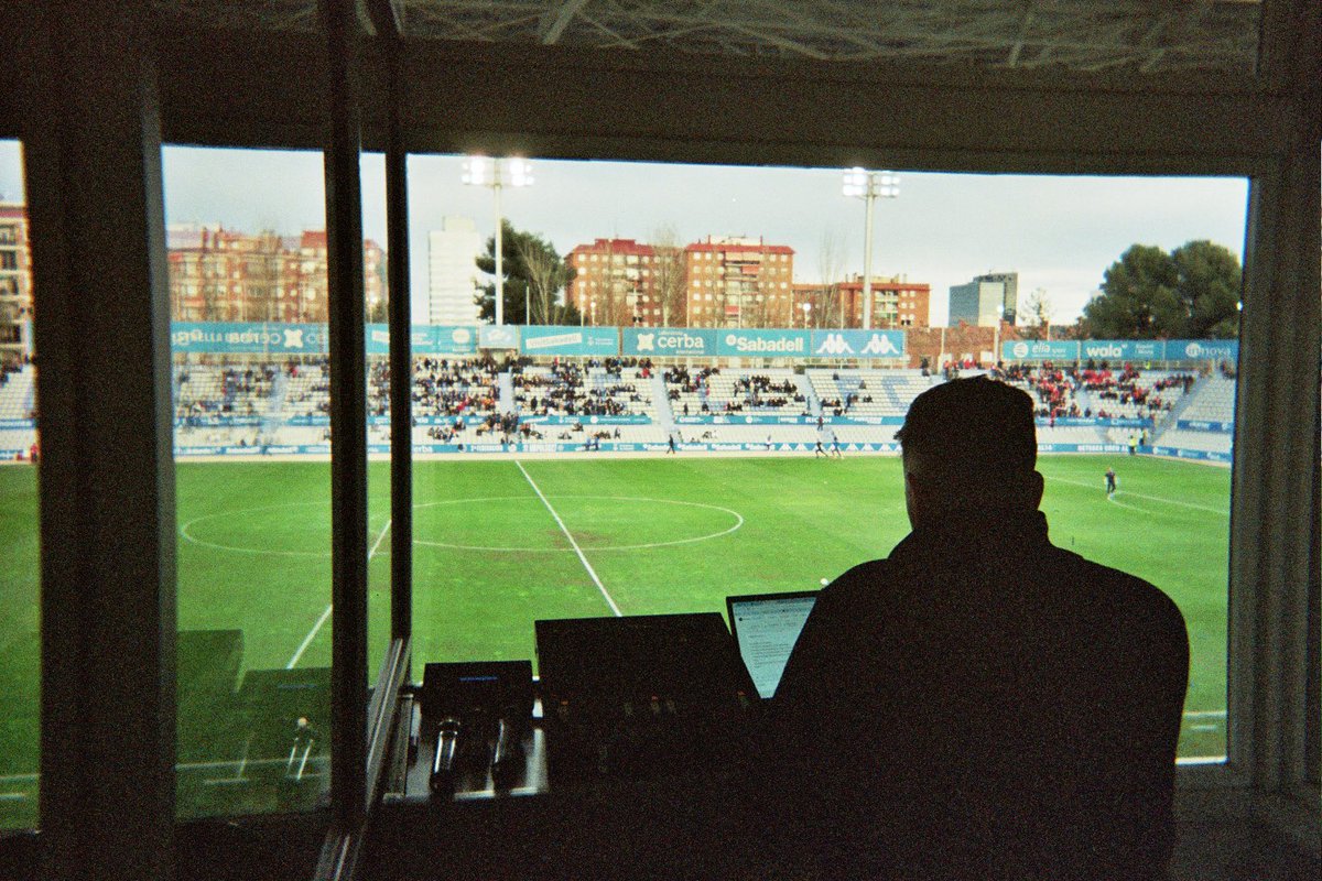 Fa uns anys, si em diuen que arribaria a la 6a temporada com a speaker a la Nova Creu Alta… “em cauen a terra”.

Però aquí seguim. Anem a per la 6a?Som-hi!! 💙🎤 #CESabadell