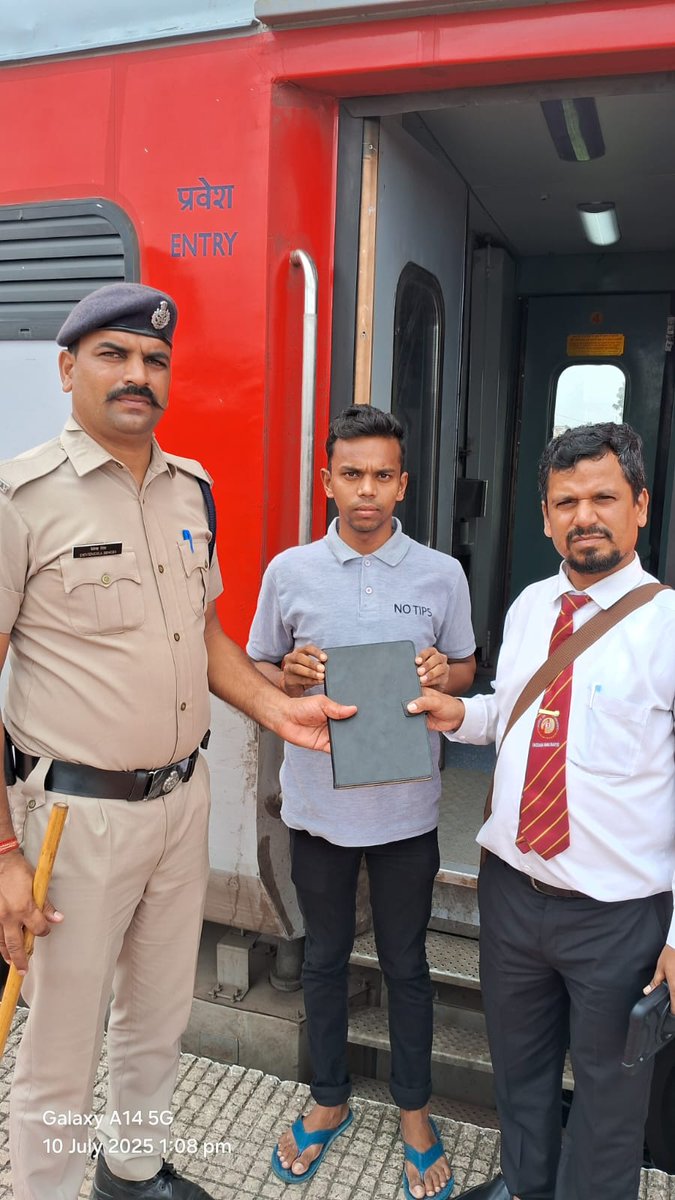 On Date 10/07/2025 A Passenger of Train no 12946 missed his TABLET   in A2/32. Then it was recovered by NIRAJ KUMAR TTI/VRL  and handed over to RPF at BTD <a href="/DRM_BVP/">DRM Bhavnagar</a> <a href="/RPF_INDIA/">RPF INDIA</a> <a href="/irtcso/">IRTCSO</a> <a href="/rpfbhavnag40607/">@rpfbhavnagar</a> <a href="/RailMinIndia/">Ministry of Railways</a>
GOOD JOB BY TICKET CHECKING STAFF