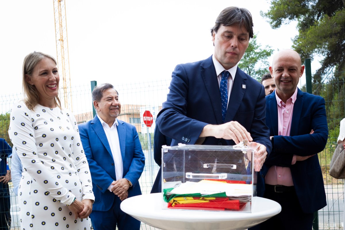 UniversidadAnd's tweet photo. 👷‍♀️ La viceconsejera Lorena Garrido coloca la primera piedra de la rehabilitación de la antigua central térmica de la UPO.

🏛️ La Junta aporta 2,92 M€ para transformar este edificio BIC en nuevas instalaciones universitarias.

#FondosEuropeos #NextGeneration #PIREP https://t.co/Y3XuA6dALB