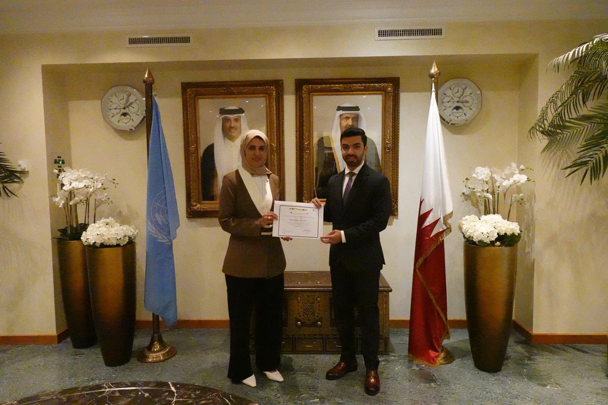 QatarMission_Ge's tweet image. كرّمت سعادة الدكتورة هند عبد الرحمن المفتاح @QatarPR_Geneva، المندوب الدائم لدولة #قطر بجنيف، متدربي @MofaQatar_AR الذين ساهموا في تغطية أعمال #الدورة_59_لمجلس_حقوق_الإنسان، تقديرا لجهودهم المتميزة.

ويأتي هذا التكريم دعما لرؤية دولة #قطر في تأهيل الكوادر الشابة وتعزيز حضورهم في…