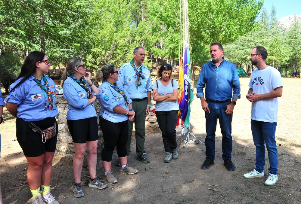 JuntaGranada's tweet photo. El delegado de @MedioAmbAND @ManuelFGranada y el coordinador del @IAJAndalucia en Granada @JLBombardino visitan la Zona de Acampada  controlada en el Parque Natural Sierra de Huétor, donde se desarrollan los campamentos juveniles de verano https://t.co/fBx4E2x67o