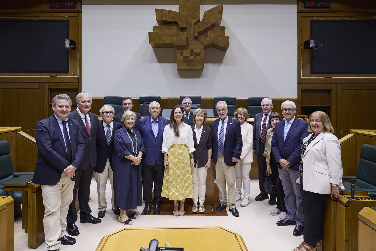 PVasco_EuskoL's tweet image. Eusko Legebiltzarreko presidenteak Euskalerriaren Adiskideen Elkartearen ordezkaritzari harrera egin dio
➡️legebiltzarra.eus/portal/eu/web/…
La presidenta del @PVasco_EuskoL recibe a una representación de la Real Sociedad Bascongada de Amigos del País
➡️legebiltzarra.eus/portal/es/web/…