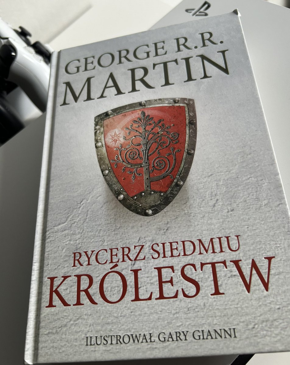 ADarccc's tweet image. 🎮 Nie samymi giereczkami człowiek żyje… Do mojej biblioteczki dołączył nowy nabytek „Rycerze Siedmiu Królestw” autorstwa George’a R. R. Martina.

#GameOfThrones #HBO #Westeros

Będę czytał… tym bardziej, że w produkcji podobno znajduje się serial oparty na tej książce i jestem
