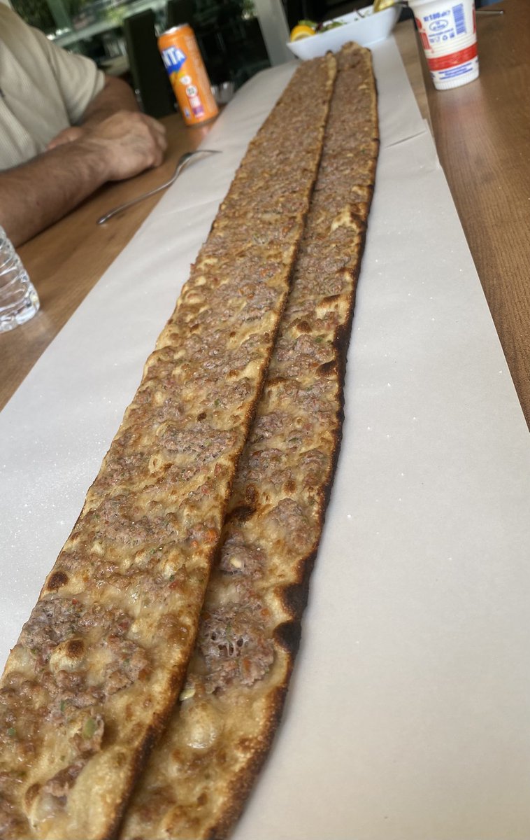 dyakup_'s tweet image. Etliekmek Konyanındır
Etliekmeği lahmacuna benzeten de vatan hainidir