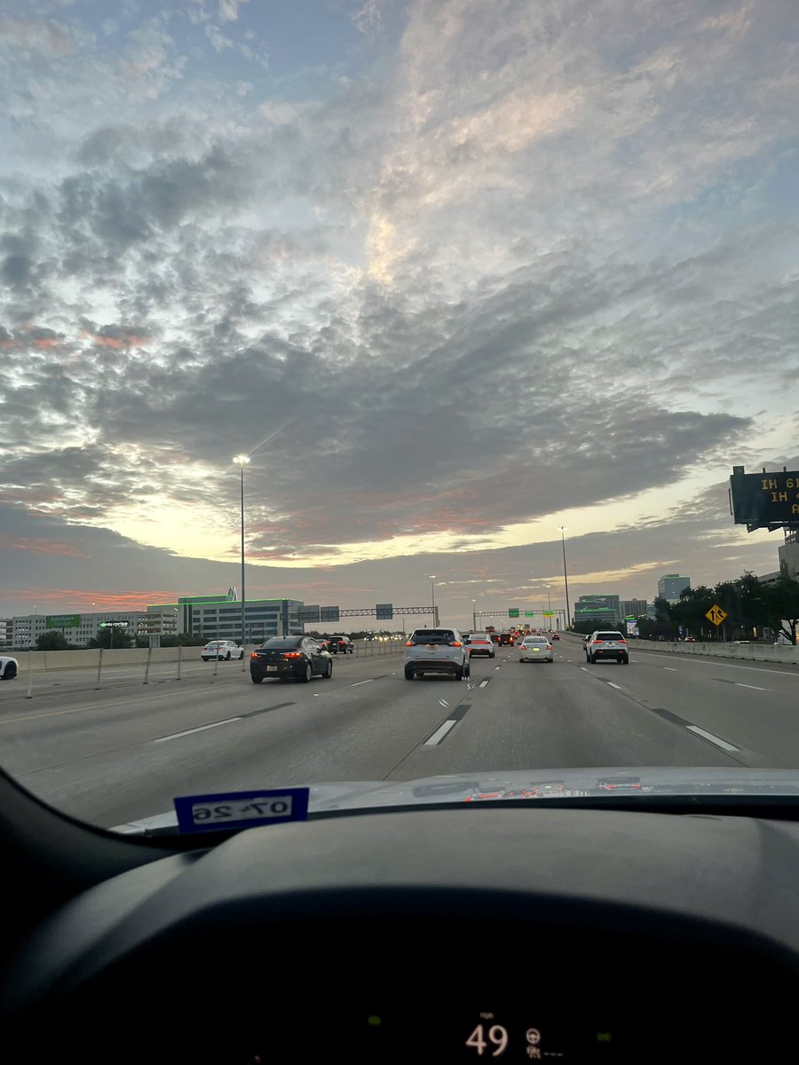 Cindy_Prater's tweet photo. Happy Thursday @rodryanshow family! #houstonsunrise https://t.co/b34qdOC2qZ