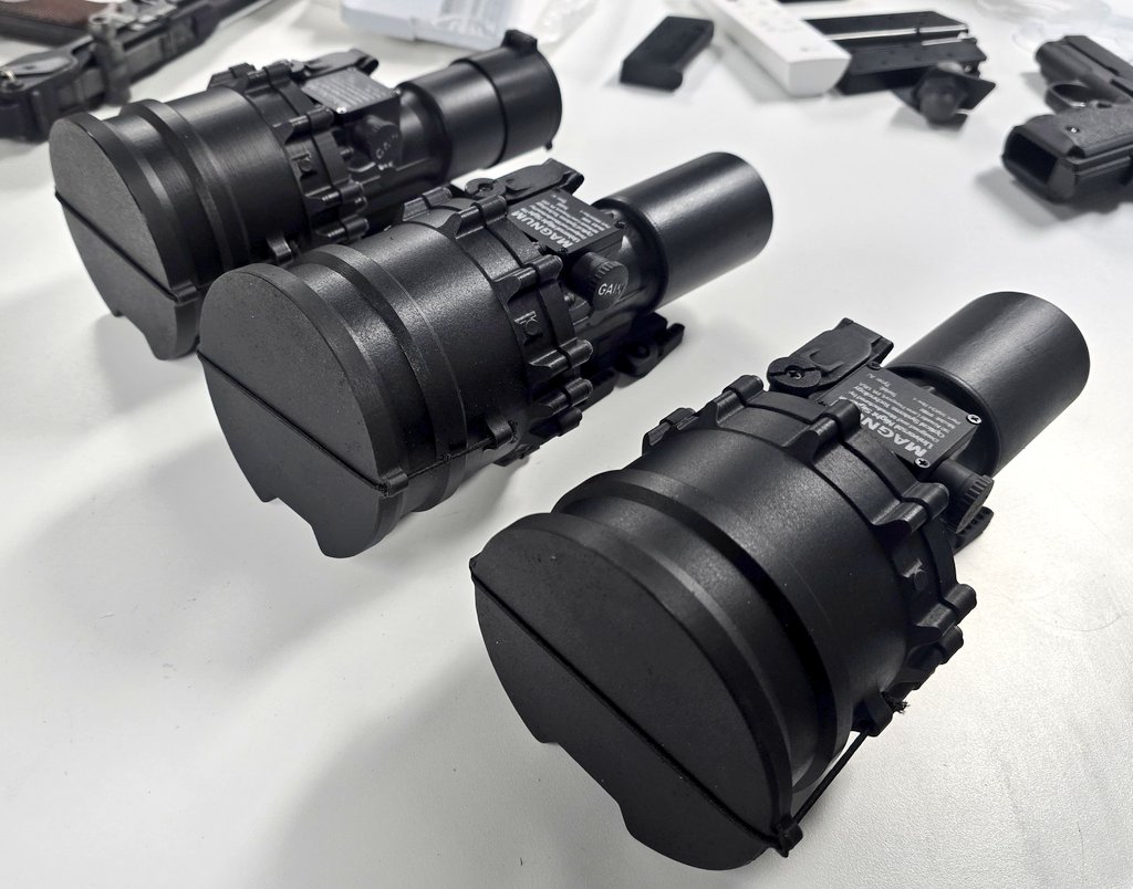 얼마전에 판매했던 pvs-27은 주문제작상품이여서 각인,도색,마감처리가 되어있지만 이번에 판매하는건 보급형이라
가격을 낮춘대신 과정을 줄였습니다