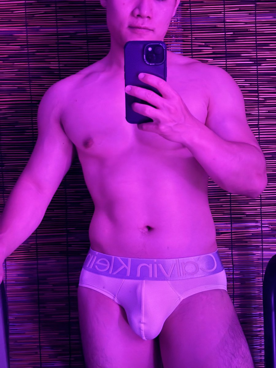 ถ้ารุ่นเดียวกันจริง ๆ ก็น่าซื้อสีสองตัวล่างมาใส่มาก 🥺