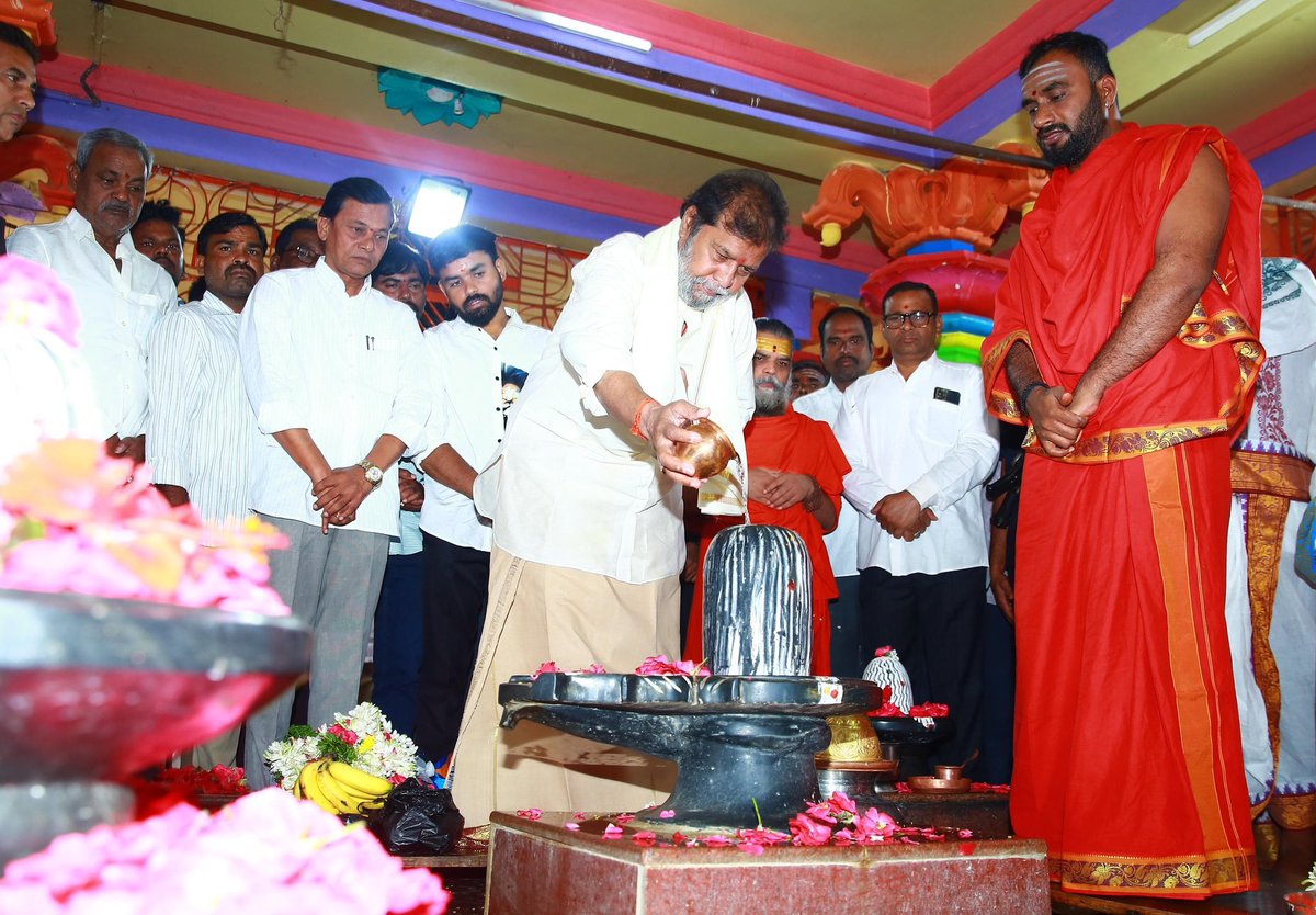 airnews_hyd's tweet image. #Sangareddy: గురు పౌర్ణమి సందర్భంగా ఝరాసంఘం మండలం, బర్దిపూర్ గ్రామంలోని దత్తగిరి ఆశ్రమంలో నిర్వహించిన దత్తాత్రేయ స్వామి ఉత్సవాల్లో వైద్య, ఆరోగ్య శాఖ మంత్రి దామోదర రాజ నరసింహ పాల్గొని ప్రత్యేక పూజలు నిర్వహించారు.
#GuruPoornima  #gurupurima