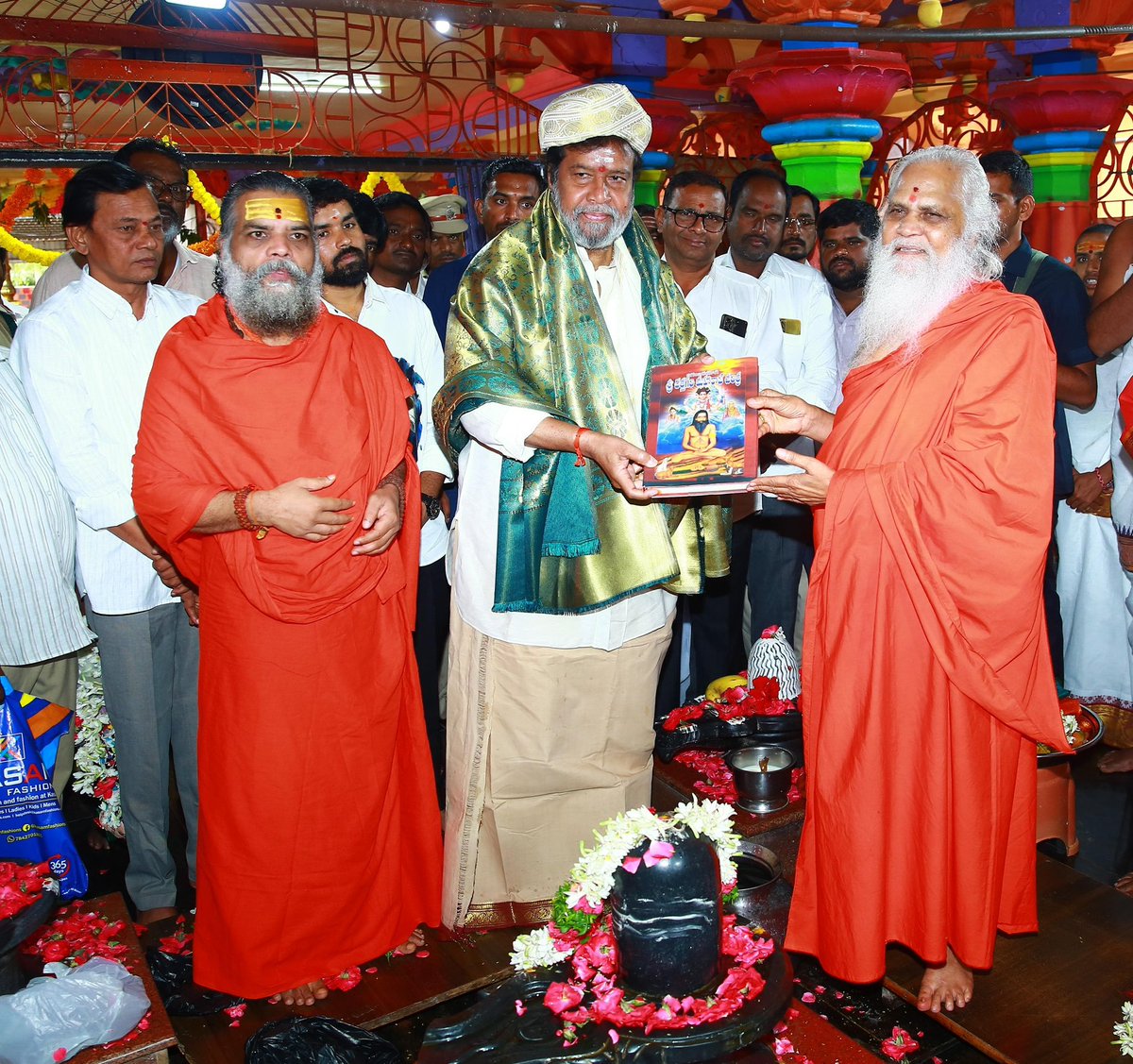 airnews_hyd's tweet image. #Sangareddy: గురు పౌర్ణమి సందర్భంగా ఝరాసంఘం మండలం, బర్దిపూర్ గ్రామంలోని దత్తగిరి ఆశ్రమంలో నిర్వహించిన దత్తాత్రేయ స్వామి ఉత్సవాల్లో వైద్య, ఆరోగ్య శాఖ మంత్రి దామోదర రాజ నరసింహ పాల్గొని ప్రత్యేక పూజలు నిర్వహించారు.
#GuruPoornima  #gurupurima