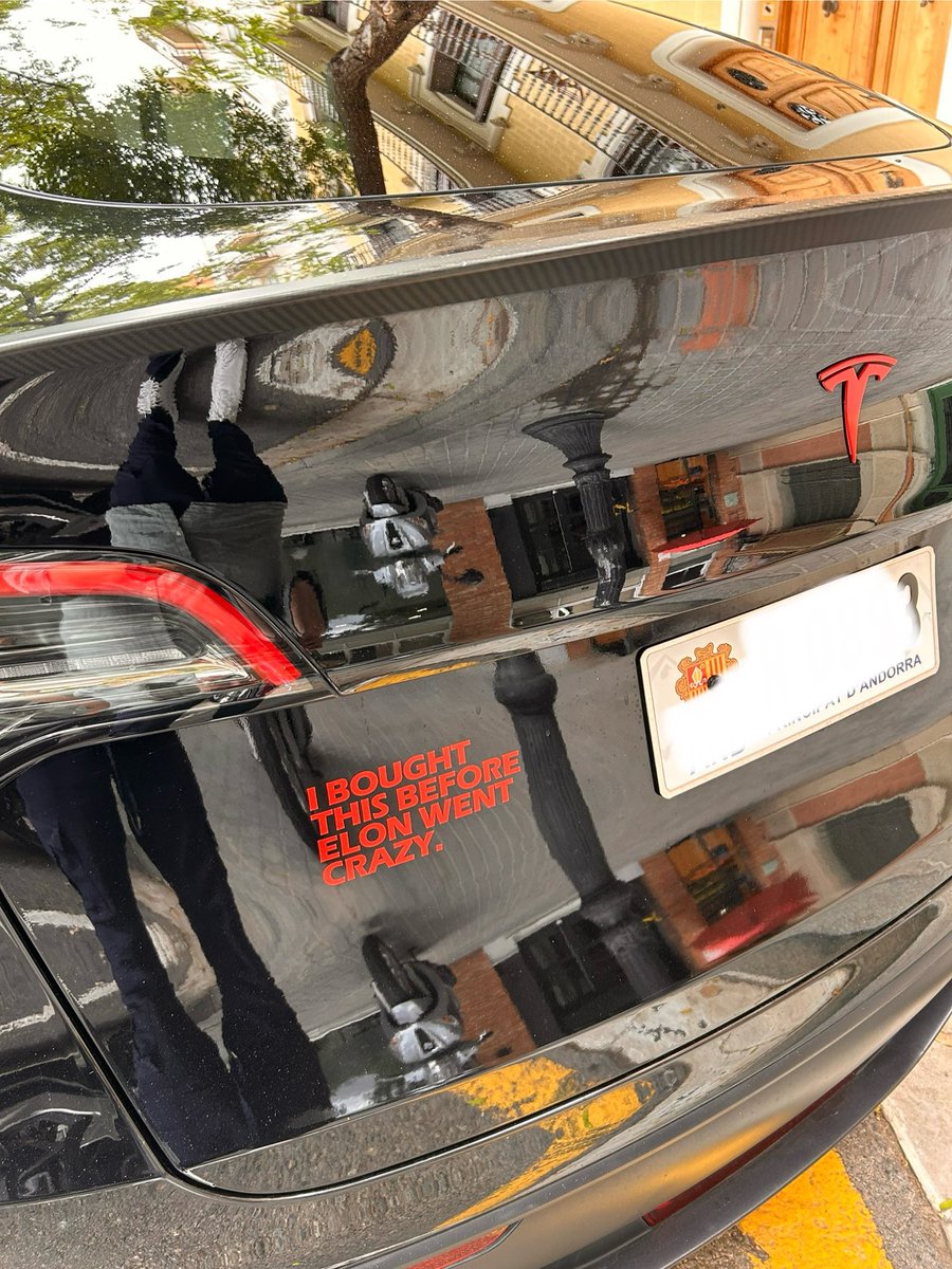 Coses que et trobes per Barcelona. #Tesla #ElonMusk