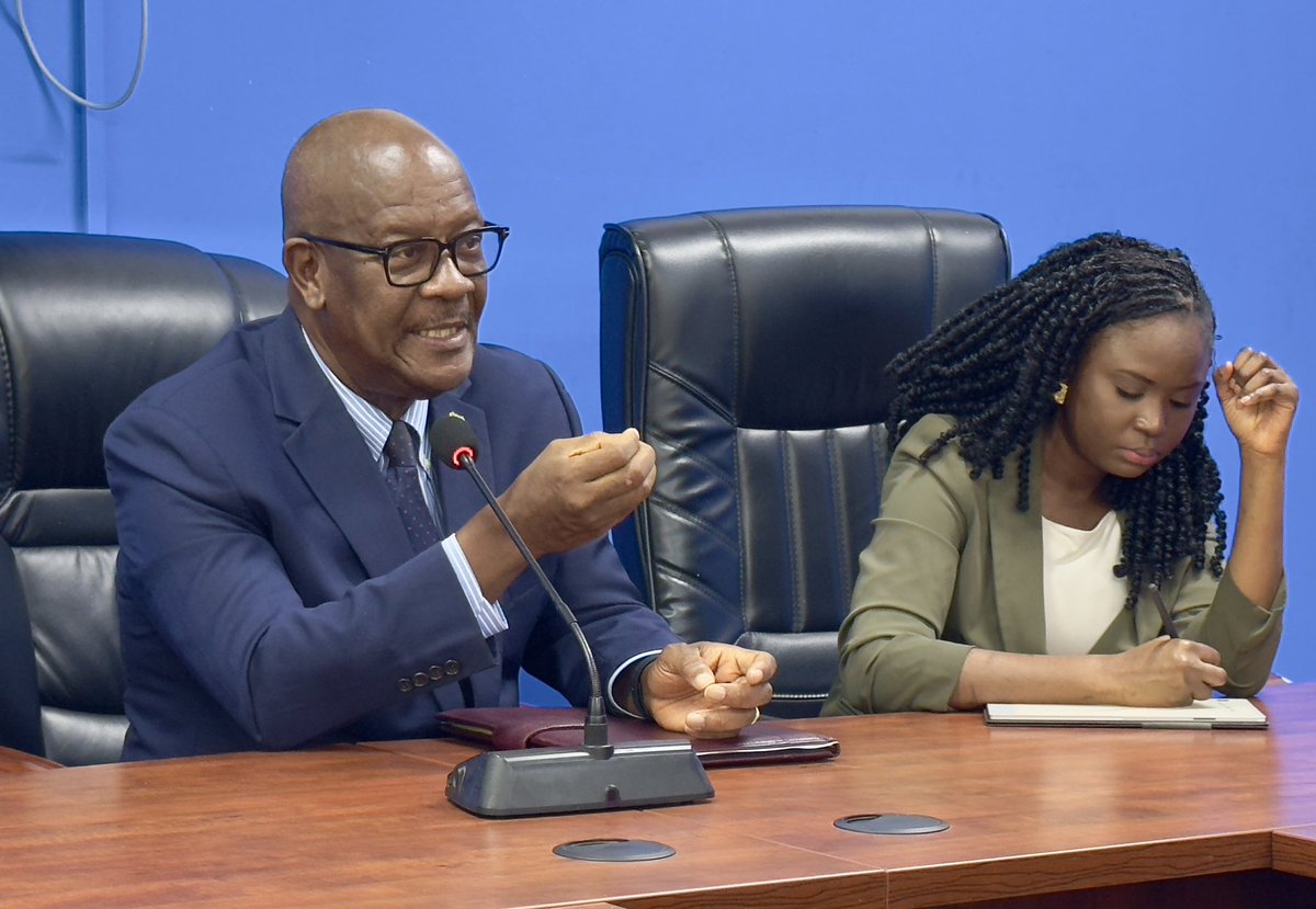 mohs_sl's tweet image. Very fruitful deliberations this morning between #MoH @DembyAustin and @MoCTI_SL on the endless possibilities of joint collaboration on leveraging technology in healthcare. Discussions include urgent need to integrate digital solutions to monitor punctuality & staff performance.