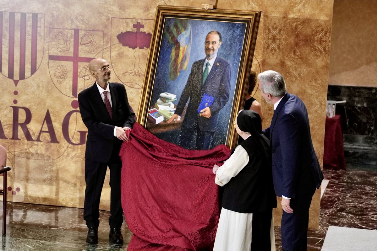 Jorge Azcón (@jorge_azcon) on Twitter photo Hoy hemos descubierto el cuadro del presidente <a href="/JLambanM/">Javier Lambán</a>, recuperando una tradición que llevaba más de dos décadas sin llevarse a cabo.
Su retrato y los de todos los presidentes que le han precedido ocuparán pronto un lugar protagonista en la Sala de la Corona del Edificio Hoy hemos descubierto el cuadro del presidente <a href="/JLambanM/">Javier Lambán</a>, recuperando una tradición que llevaba más de dos décadas sin llevarse a cabo.
Su retrato y los de todos los presidentes que le han precedido ocuparán pronto un lugar protagonista en la Sala de la Corona del Edificio