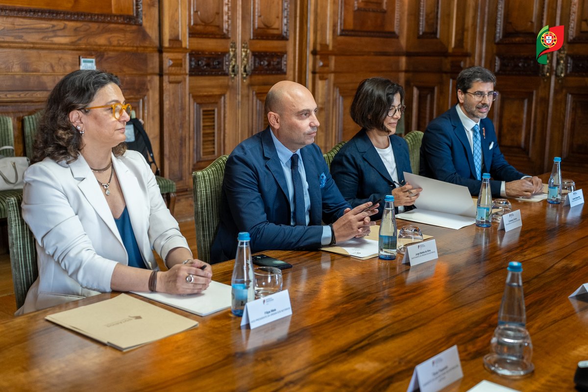 Ministério da Justiça - XXIV Governo (@justica_pt) on Twitter photo A Ministra da Justiça, <a href="/aRitaJudice/">Rita Alarcão Júdice</a>, e a Secretária de Estado da Justiça, Ana Luísa Machado, reuniram-se com o Bastonário da <a href="/NotariosPT/">Notários.Portugueses</a>, Jorge Batista da Silva.
O compromisso mantém-se: trabalhar para reformar a justiça.
📷 Emerson Coutinho | StopMotion A Ministra da Justiça, <a href="/aRitaJudice/">Rita Alarcão Júdice</a>, e a Secretária de Estado da Justiça, Ana Luísa Machado, reuniram-se com o Bastonário da <a href="/NotariosPT/">Notários.Portugueses</a>, Jorge Batista da Silva.
O compromisso mantém-se: trabalhar para reformar a justiça.
📷 Emerson Coutinho | StopMotion