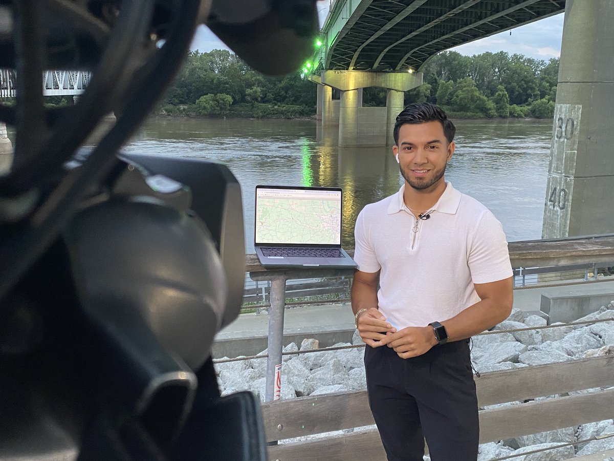 THellhake's tweet photo. .@marlonmartv reports from the Missouri River about a visually impaired kayaker, who is paddling his way to @SaintCharlesMo w/ an @Alphapointe employee, for the #MR340 @KansasCity @KSHB41 https://t.co/AcGIxEUncI