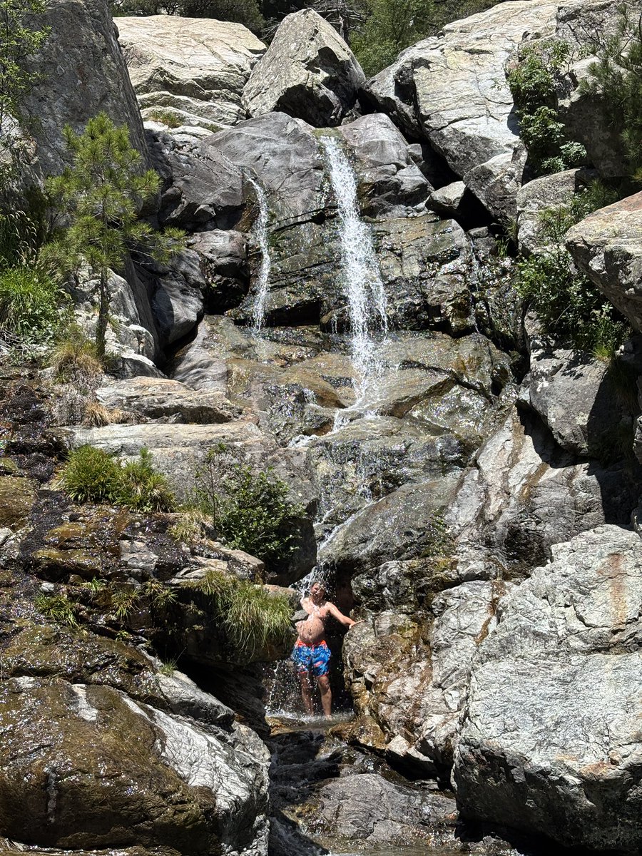 Erfrischend, während einer Wanderung im Wasserfall zu duschen oder in die Badegumpen zu gehen. Das ist Korsika!
