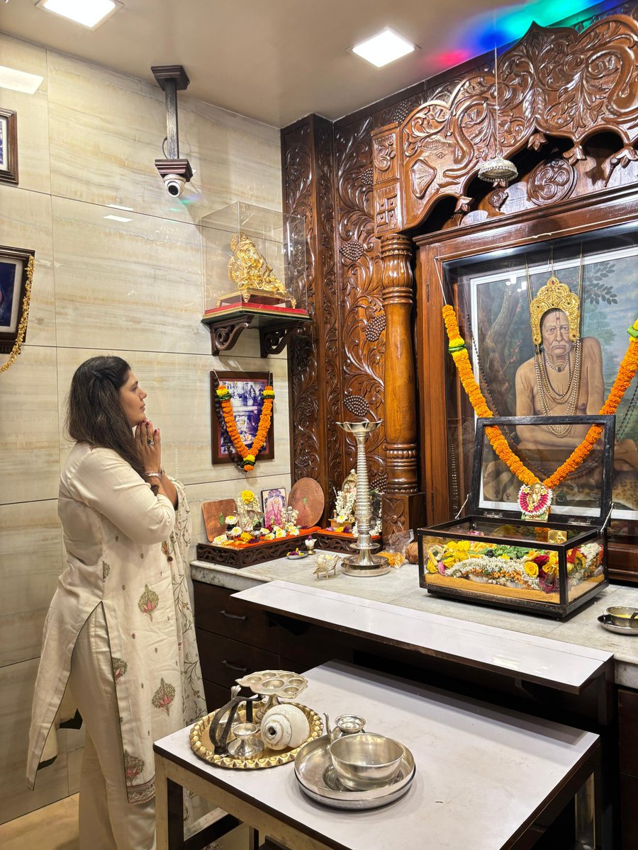 Pankajamunde's tweet photo. गुरुपौर्णिमे निमित्ताने आज श्री स्वामी समर्थांच्या मठामध्ये जाऊन स्वामींचे मनोभावे दर्शन घेतले !!
#गुरुपौर्णिमा #स��वामी #स्वामी_समर्थ https://t.co/3gI9NV7Vlj