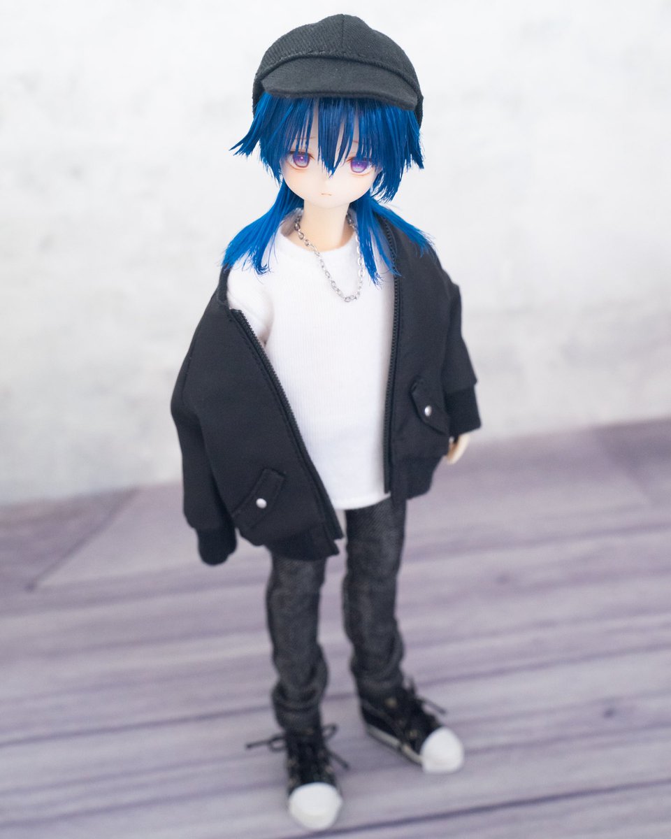 全身はこんな感じです！
男の子っぽいシルエットを意識して服を作りました🪡
(ボディと靴は付属しません)

auctions.yahoo.co.jp/seller/koyoi_w…