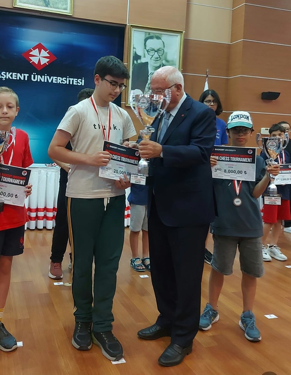 Avcılar'ın Gururu 
İsmail Eren ALTUNOĞLU

Başkent Üniversitesi tarafından Gerçekleştirilen Uluslararası #Ankara Açık Satranç Turnuvasında ve Kanguru Matematik Olimpiyatlarında Altın Madalya ve Kupa alarak  İlçemizi Gururlandıran İsmail Eren Kardeşimi Tebrik Ediyorum