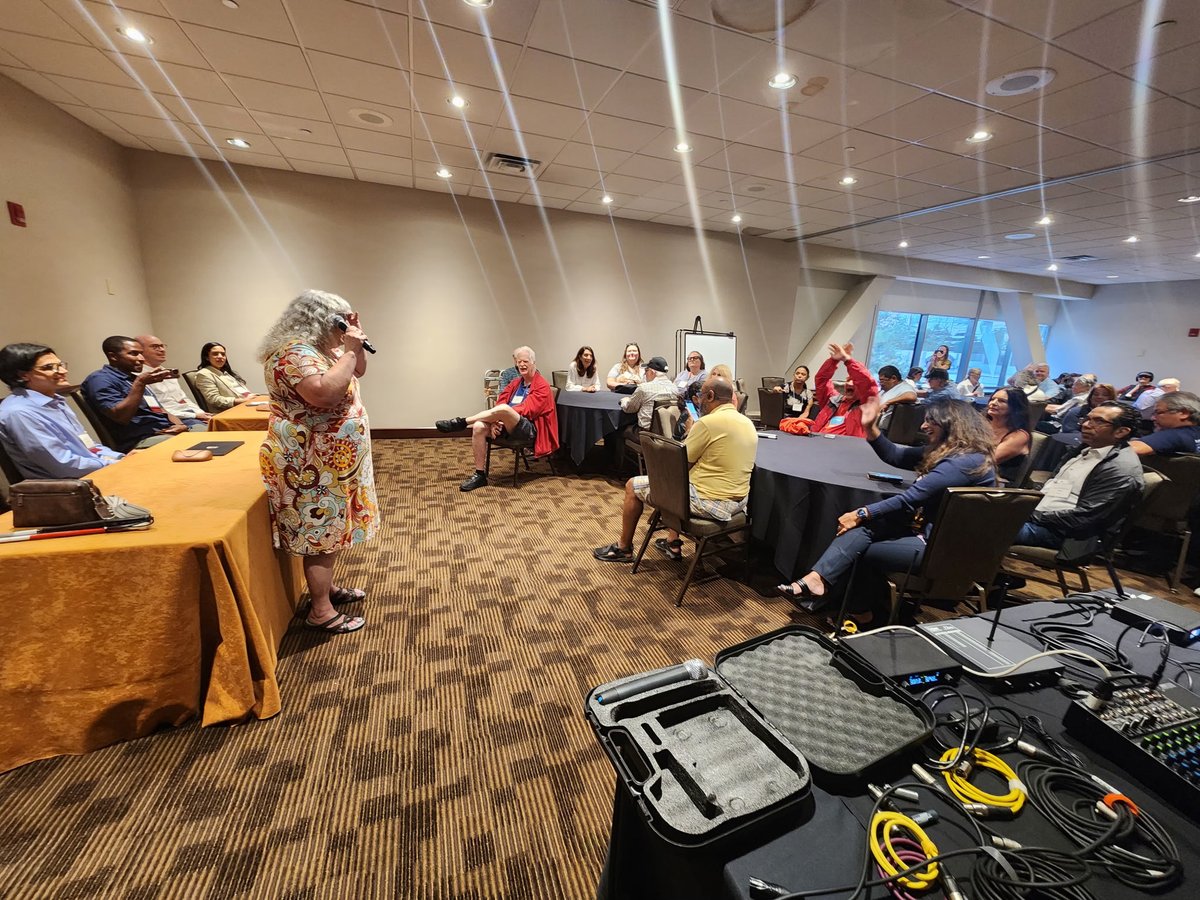 acbnational's tweet image. ACB Manager of Membership Engagement, Cindy Hollis, had the opportunity to demonstrate her @ray_ban @Meta smart glasses during the session on AI and wearables. We were grateful to have Meta’s design team join us to explore AI-powered wearable technology.