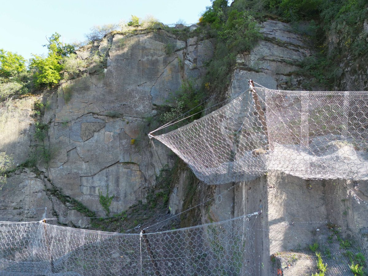 Rebuilding after the floods - Ahrtal Germany
To protect the rebuilt line from rockfall, thirteen Geobrugg rockfall barriers totaling 570 meters have been installed, along with 18,000 m² of secured slopes. 
geobrugg.com/project_en,,15…