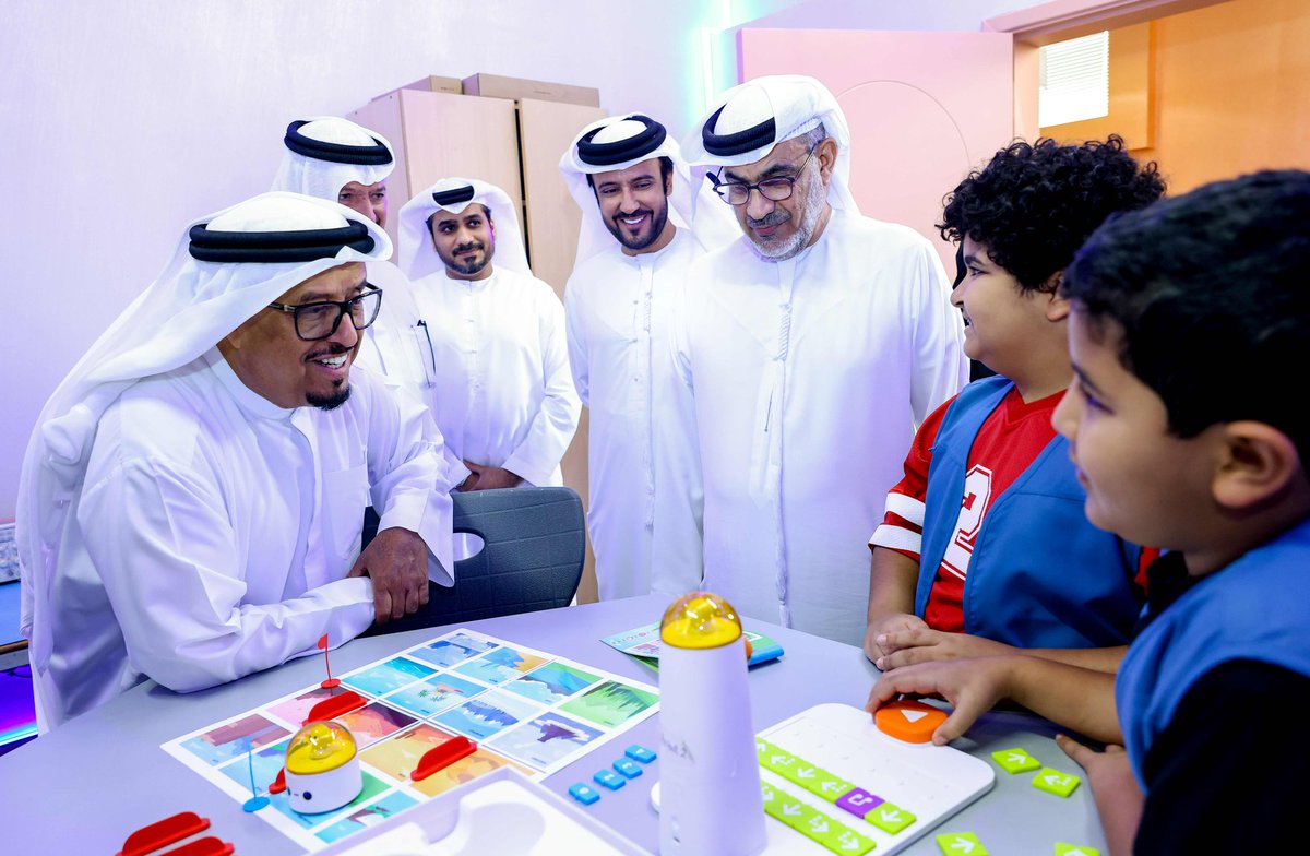 قام معالي الفريق ضاحي خلفان تميم، نائب رئيس الشرطة والأمن العام في دبي، رئيس جمعية توعية ورعاية الأحداث، صباح اليوم، بجولة تفقدية في مركز لوتاه التقني، اطلع خلالها على الورش التدريبية والمسارات المعرفية التي يتضمنها البرنامج الصيفي السنوي للجمعية، والذي انطلقت فعالياته بمشاركة