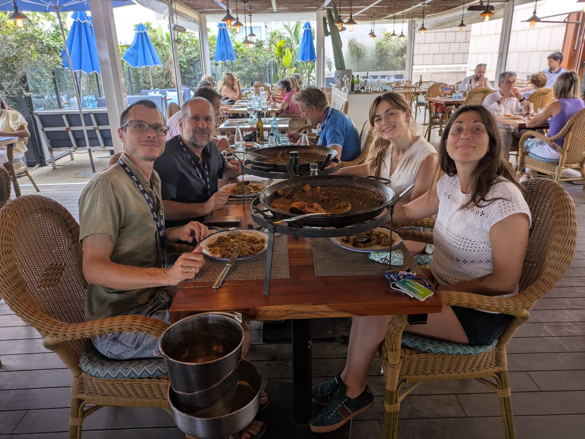 simolab_'s tweet image. Over-luch meeting of the @simolab_  team after Liz (@EDeschaseaux) and Lide (@lidejvv) were back from the #CARES cruise.