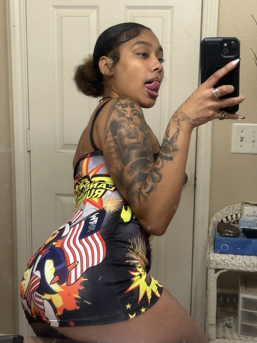 geekygeekybaaby's tweet image. Who wants to marry me 😝🥰💦