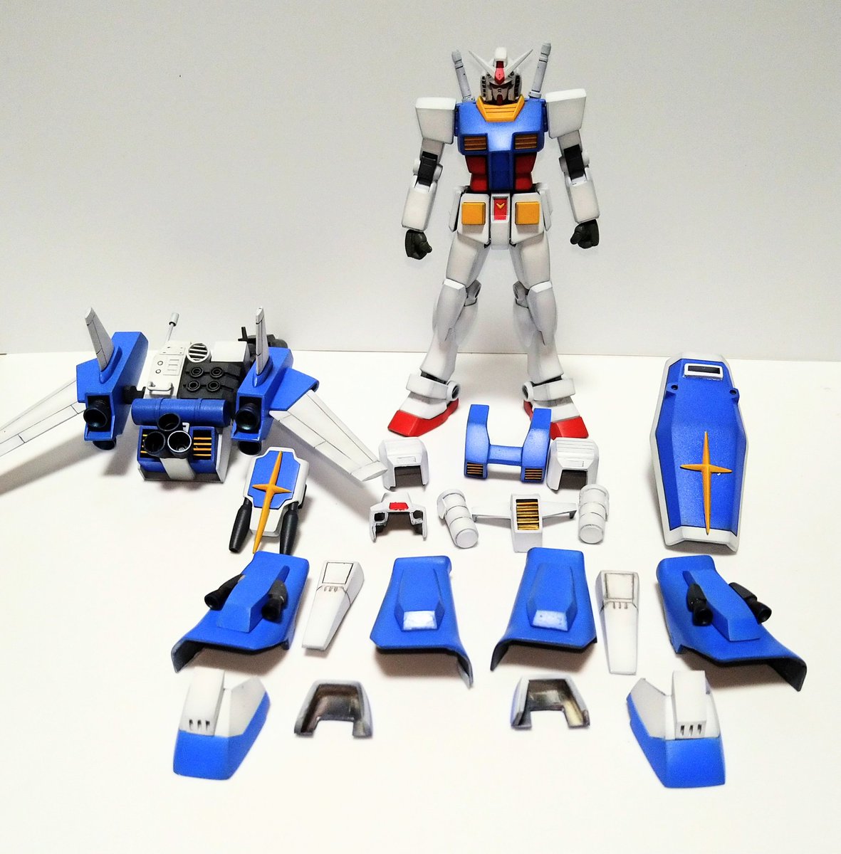 パーフェクトガンダム飛行タイプ完成しました
最初は、過去作の手直しで始めたのですがついでだからと飛行タイプにしちゃいました

ベースは、EGガンダムです