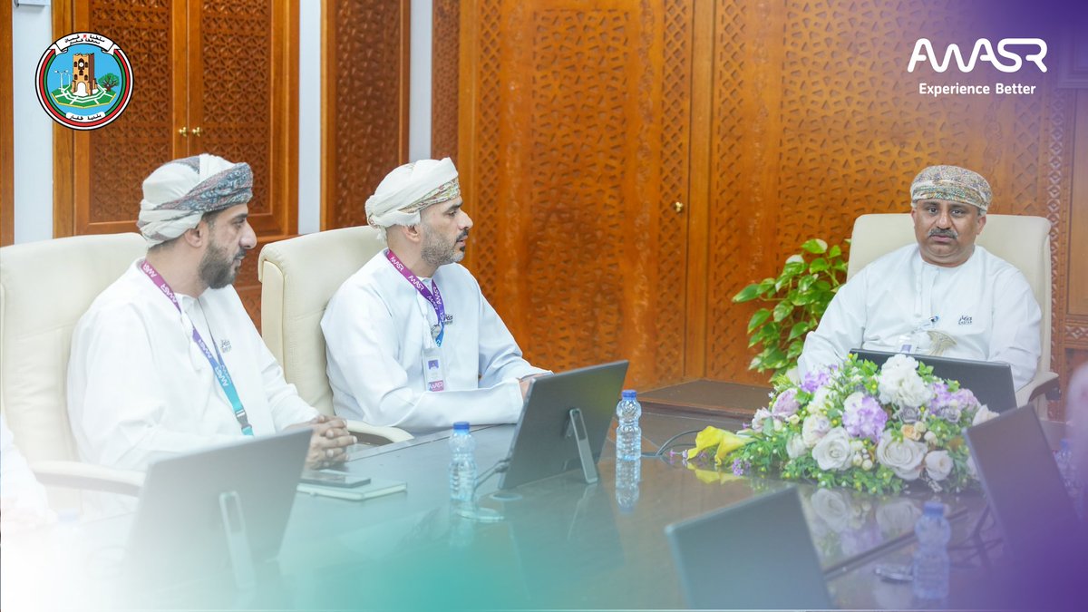 وقّعت أواصر وبلدية ظفار مذكرة تفاهم لتطوير البنية الرقمية وتعزيز الخدمات الذكية في المحافظة.
الاتفاقية وُقعت بين د. أحمد الغساني رئيس البلدية والمهندس عدنان العلوي الرئيس التنفيذي لأواصر.
وتشمل توفير واي فاي مجاني في المواقع السياحية وربط مباني البلدية بشبكات عالية الكفاءة.