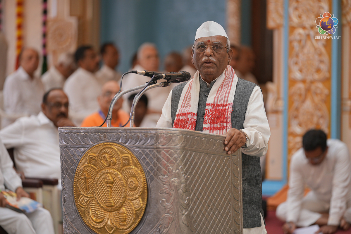 SSSIHL's tweet image. Highlights from Day 4, 9 July 2025 - The Sri Sathya Sai #HumanValues Conference - Keynote address by Sri Haribhau Kishanrao Bagde, Hon’ble Governor of Rajasthan.
View photos: bit.ly/4eM3BwG