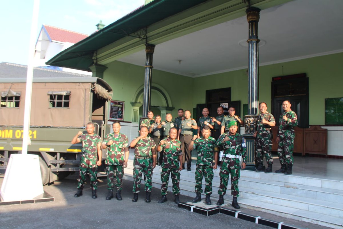 Komandan Kodim 0721/Blora, Letkol Inf Agung Cahyono, S.Sos., M.Han., didampingi Kasdim Mayor Inf Bani beserta Perwira Staf dan Danramil secara resmi melepas pengiriman bantuan Sargal yang berasal dari berbagai elemen masyarakat dan instansi di Kabupaten Blora.