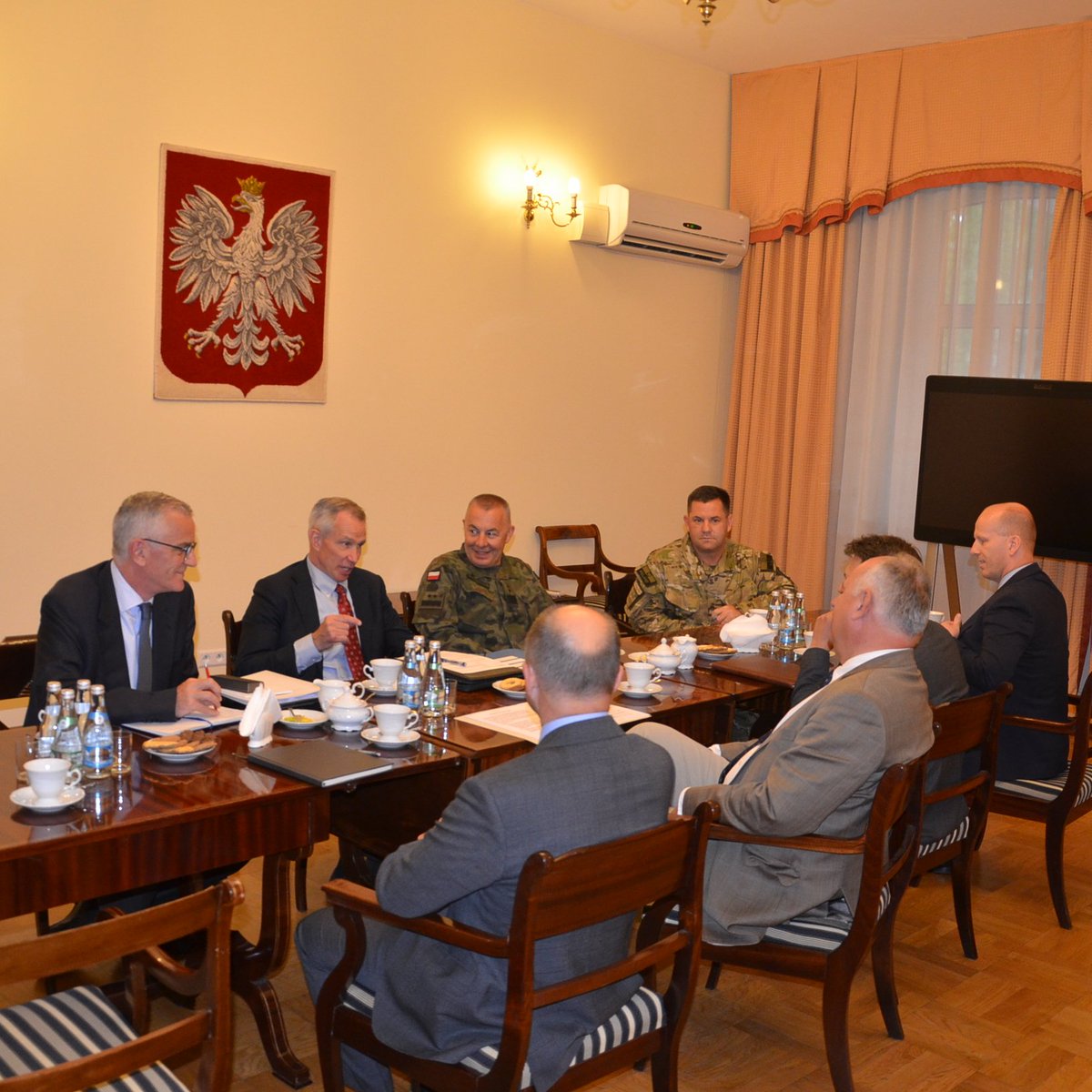 Ministerstwo Obrony Narodowej 🇵🇱 (@mon_gov_pl) on Twitter photo 8 lipca br. wiceminister <a href="/ZalewskiPawel/">Paweł Zalewski</a> spotkał się z Asystentem Sekretarza Generalnego NATO do spraw Operacji, Tomem Goffusem (ASG NATO).
Główne tematy spotkania to:
- wsparcie #NATO i sojuszników dla Ukrainy
- bieżące kwestie, które będą przedmiotem prac po szczycie w Hadze. 8 lipca br. wiceminister <a href="/ZalewskiPawel/">Paweł Zalewski</a> spotkał się z Asystentem Sekretarza Generalnego NATO do spraw Operacji, Tomem Goffusem (ASG NATO).
Główne tematy spotkania to:
- wsparcie #NATO i sojuszników dla Ukrainy
- bieżące kwestie, które będą przedmiotem prac po szczycie w Hadze.