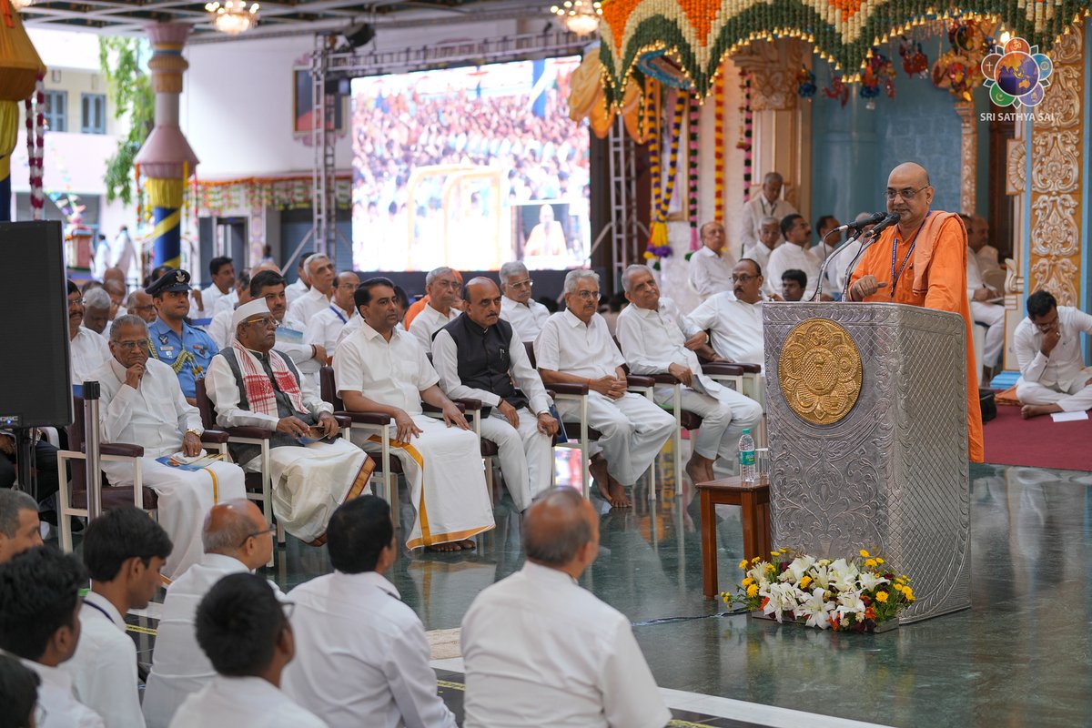 SSSIHL's tweet image. Highlights from Day 4, 9 July 2025 - The Sri Sathya Sai #HumanValues Conference - Keynote address by Sri Haribhau Kishanrao Bagde, Hon’ble Governor of Rajasthan.
View photos: bit.ly/4eM3BwG