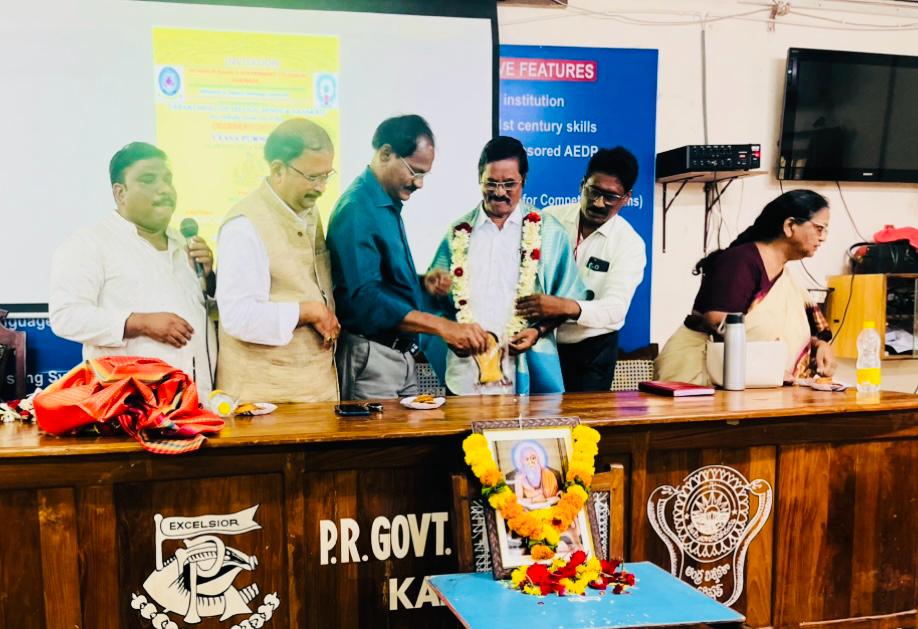 prgcofficial's tweet image. Vyasapournami Celebrations at PR Govt. College

Honored to host
Dr. K. Anjaneyulu  (Principal)
Rtd. Prof. D. Jeevanasri  (Chief Guest)
Sri A. Ramakrishna (Guest of Honour)
 Dr. S. Srirama Chandra Murthy 
A day of wisdom &amp;amp; blessings! 🙏
#Vyasapournami #GuruPurnima #KnowledgeFest