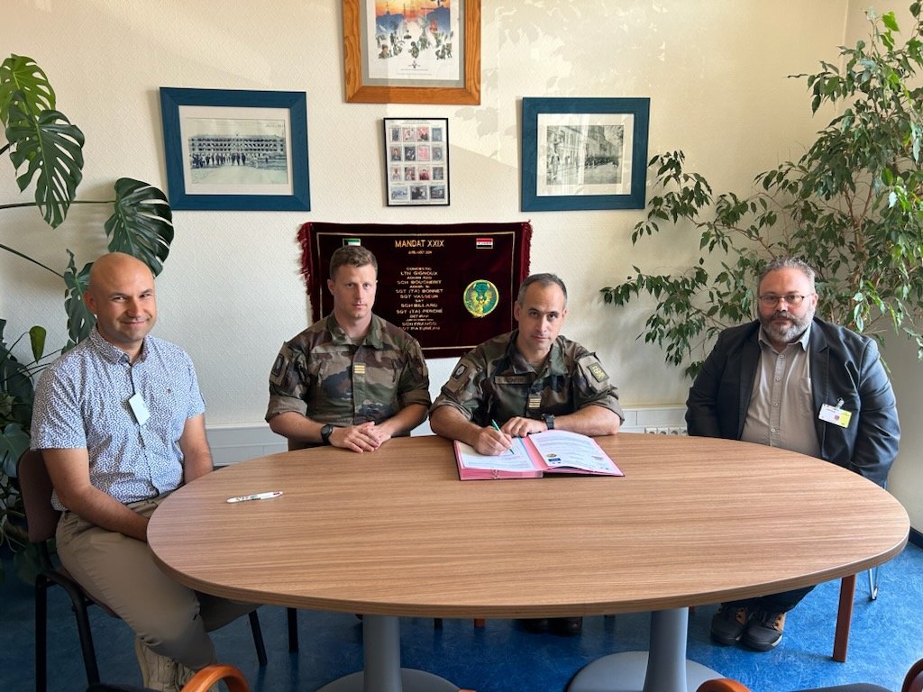 Christophe BONNET (@c_bonnet47) on Twitter photo Signature de la reconduction de la convention 3eme CDSG Stendhal au côté du colonel RICHEBÉ, nouveau chef de corps du <a href="/48eRT_CDC/">48e régiment de Transmissions</a>
Un partenariat bien ancré et de qualité entre nos 2 entités, aux valeurs communes.
<a href="/AcBordeaux/">Académie de Bordeaux</a> <a href="/Dsden47/">DSDEN 47</a> Signature de la reconduction de la convention 3eme CDSG Stendhal au côté du colonel RICHEBÉ, nouveau chef de corps du <a href="/48eRT_CDC/">48e régiment de Transmissions</a>
Un partenariat bien ancré et de qualité entre nos 2 entités, aux valeurs communes.
<a href="/AcBordeaux/">Académie de Bordeaux</a> <a href="/Dsden47/">DSDEN 47</a>