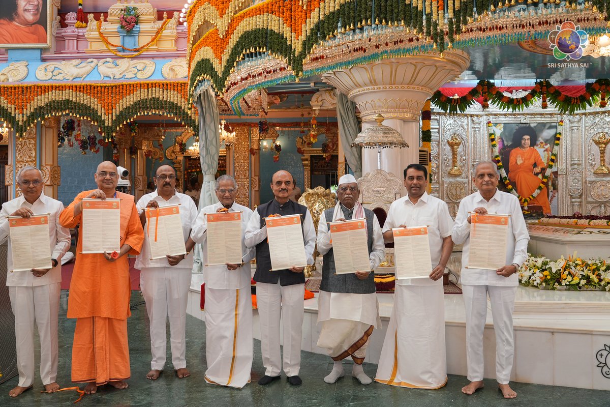 SSSIHL's tweet image. Highlights from Day 4, 9 July 2025 - The Sri Sathya Sai #HumanValues Conference - Keynote address by Sri Haribhau Kishanrao Bagde, Hon’ble Governor of Rajasthan.
View photos: bit.ly/4eM3BwG