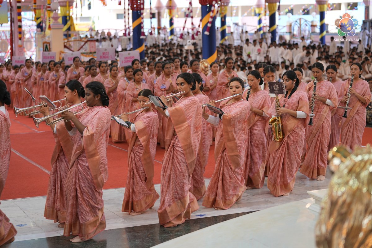 SSSIHL's tweet image. Highlights from Day 4, 9 July 2025 - The Sri Sathya Sai #HumanValues Conference - Keynote address by Sri Haribhau Kishanrao Bagde, Hon’ble Governor of Rajasthan.
View photos: bit.ly/4eM3BwG