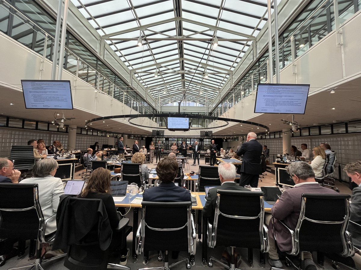 Het debat over de Voorjaarsnota is in volle gang! Je bent van harte welkom om vanmiddag te komen luisteren in de raadzaal van het stadhuis. Of kijk live mee via apeldoorn.parlaeus.nl/app/public/age….