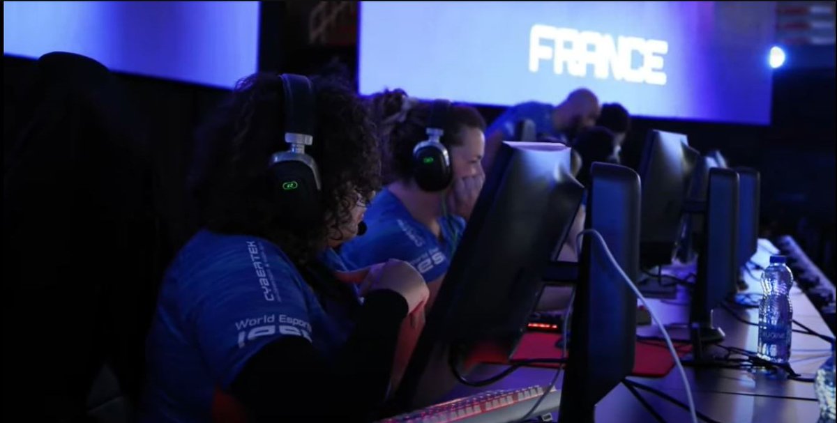 FFJV : Fédération Française de Jeu Vidéo (@ffjv_officiel) on Twitter photo <a href="/MissPikatchette/">Miss Pikatchette</a> <a href="/ZerancePartout/">Zerance</a> <a href="/Julie_CSGO/">ZER Monkey D. Julie</a> <a href="/notkaoday/">Kaoday</a> <a href="/astramcs/">ZER ASTRA</a> <a href="/emeraldcsgoo/">ZER Emerald</a> <a href="/RacheLL_CS2/">ZER Rachel</a> <a href="/Kan4_CSGO/">ZER Kan4</a> 👕 Petit clin d’œil sur le maillot à<a href="/SafeBearapp/">SafeBear</a> Mission principale : protéger les utilisateurs , enfants, ados, adultes et <a href="/cybertek_fr/">Cybertek</a> <a href="/CybertekConcept/">CYBERTEK Concept Store</a>
GG les filles ! 1ère du Groupe A et direction les playoffs !!
maintenant, place au soutien massif !
Allez les Bleues 🇫🇷 <a href="/MissPikatchette/">Miss Pikatchette</a> <a href="/ZerancePartout/">Zerance</a> <a href="/Julie_CSGO/">ZER Monkey D. Julie</a> <a href="/notkaoday/">Kaoday</a> <a href="/astramcs/">ZER ASTRA</a> <a href="/emeraldcsgoo/">ZER Emerald</a> <a href="/RacheLL_CS2/">ZER Rachel</a> <a href="/Kan4_CSGO/">ZER Kan4</a> 👕 Petit clin d’œil sur le maillot à<a href="/SafeBearapp/">SafeBear</a> Mission principale : protéger les utilisateurs , enfants, ados, adultes et <a href="/cybertek_fr/">Cybertek</a> <a href="/CybertekConcept/">CYBERTEK Concept Store</a>
GG les filles ! 1ère du Groupe A et direction les playoffs !!
maintenant, place au soutien massif !
Allez les Bleues 🇫🇷