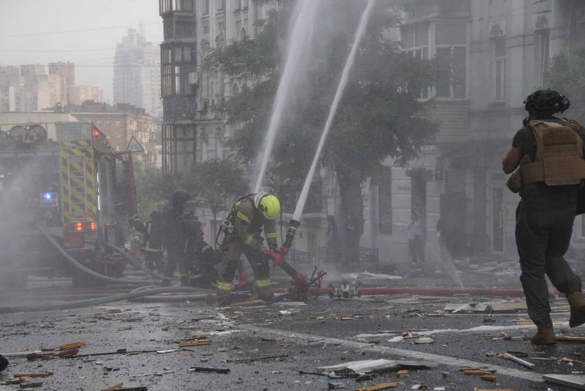 k_sonin's tweet image. Just finalized grades for the two classes I taught at @kse_ua in May-June. The students who attended my classes and managed to learn a lot in these horrible conditions are superhuman. (The Kyiv photos from the last night.) Their teachers, these all three years, are superhumans…